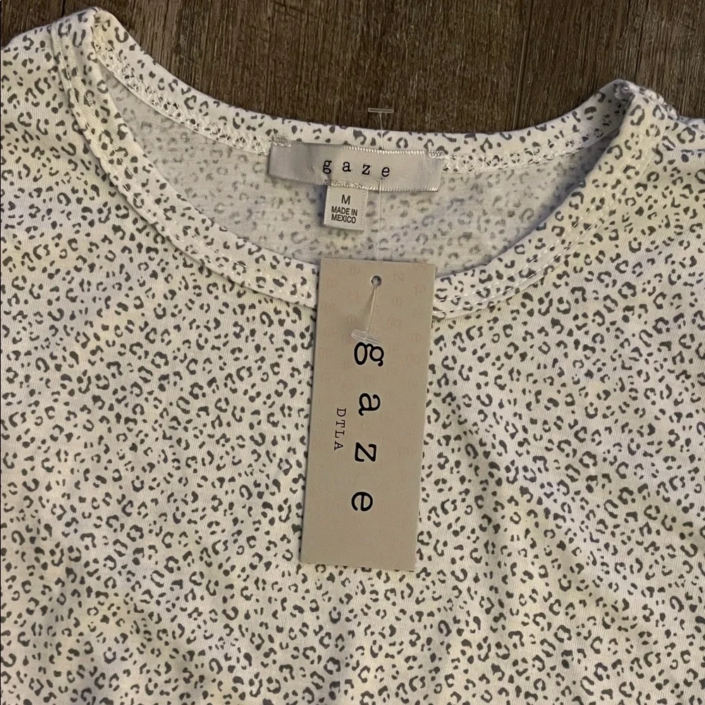 Gaze White Short Sleeve Top with Delicate Pattern - Picture 2 of 2